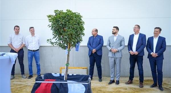 Felkerült a bokréta a Waberer’s debreceni logisztikai központjára