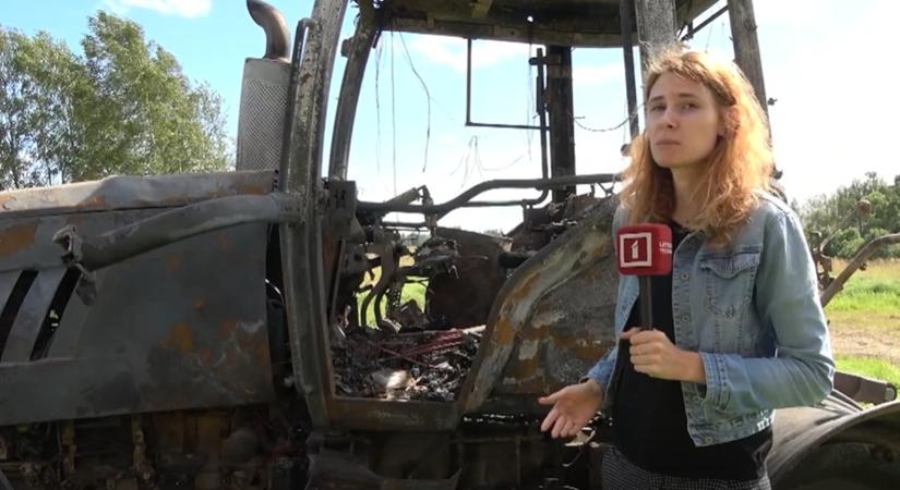 Így megy tönkre egy élet munkája: kigyulladt egy traktor a vizes földeken