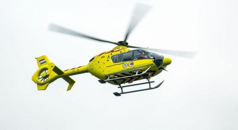 Kiszállt az autóból és összeesett egy 10 éves fiú - Újra kellett éleszteni, mentőhelikoptert is riasztottak
