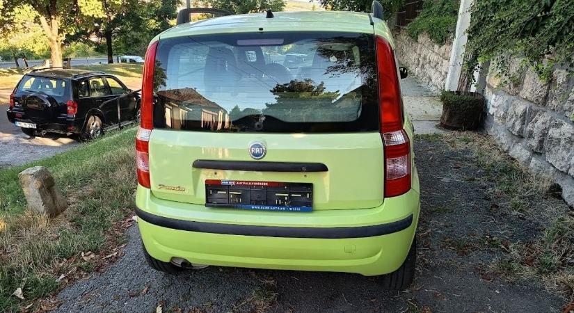 Jó lesz az úgy: simán beparkolt a Gárdonyi-ház kapujába egy autós