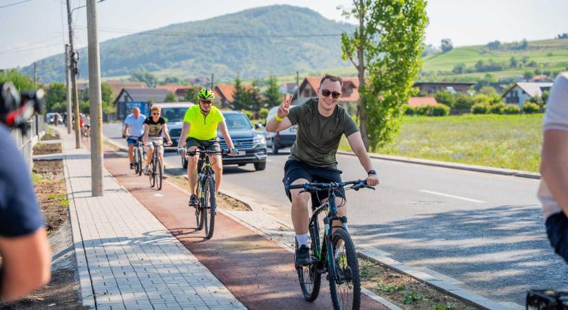 Közösségi piknik – Átadták a Székelyudvarhelyt Székelykeresztúrral összekötő útszakaszt
