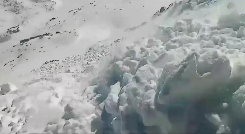 Videóra vette egy snowboardos, hogyan küzd meg a lavinával Coloradóban