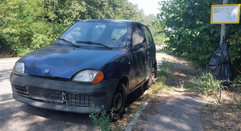Utánajártunk az Aba mellett található, rejtélyes rendszám nélküli Fiatnak