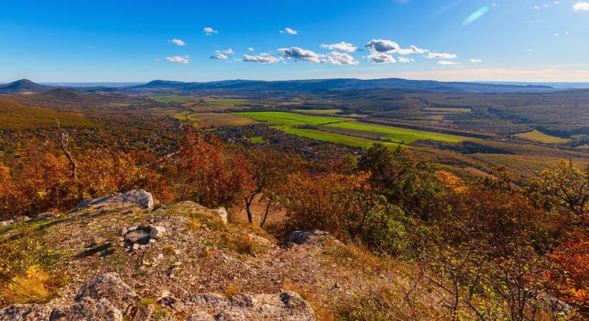 Elkerülte a dózert a mesebeli turistaház: így újítják fel a Pilis különleges turistaközpontját