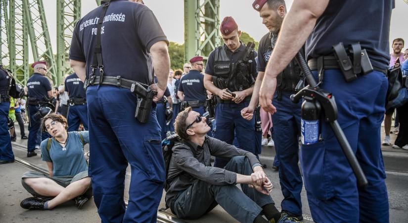 Felfüggesztett börtönt kér az ügyészség a Szabadság hídon tüntető momentumosokra az ügyészség