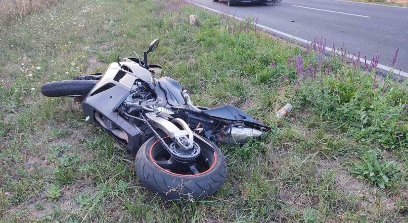 Meghalt a motoros a dunántúli négyes karambolban - felkavaró részletek és fotók a tragikus ütközésről