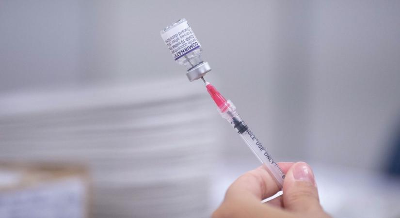 Súlyos csapás készül a vakcinagyártónak: betilthatják a Covid-oltást az egyik korosztálynál