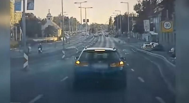 Rendőrök szeme láttára büntetőfékezett egy autós egy taxis előtt a Szentendrei úton – videó