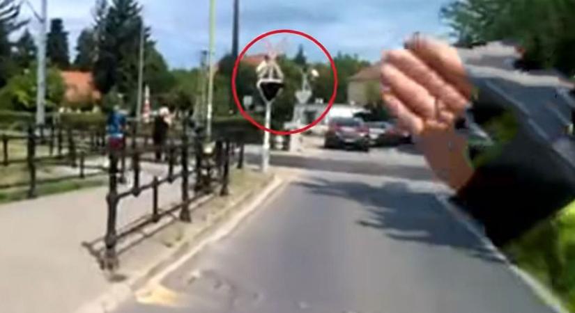Vasúti átjáróban tette kockára az életét egy gyalogos (videó)