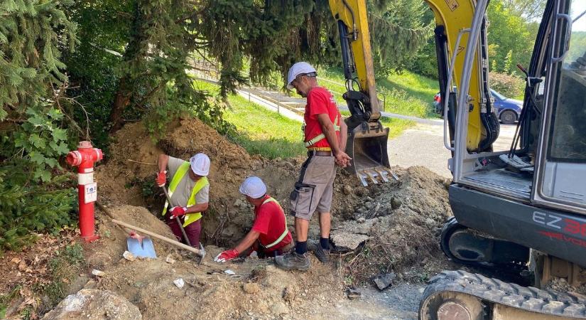 Munkák gőzerővel! Most az ivóvízhálózatot, majd az utat újítják fel