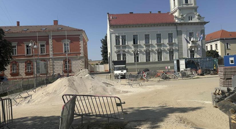 Mindenütt munkagépek és építőanyagok – Teljes a felfordulás Tamási belvárosában