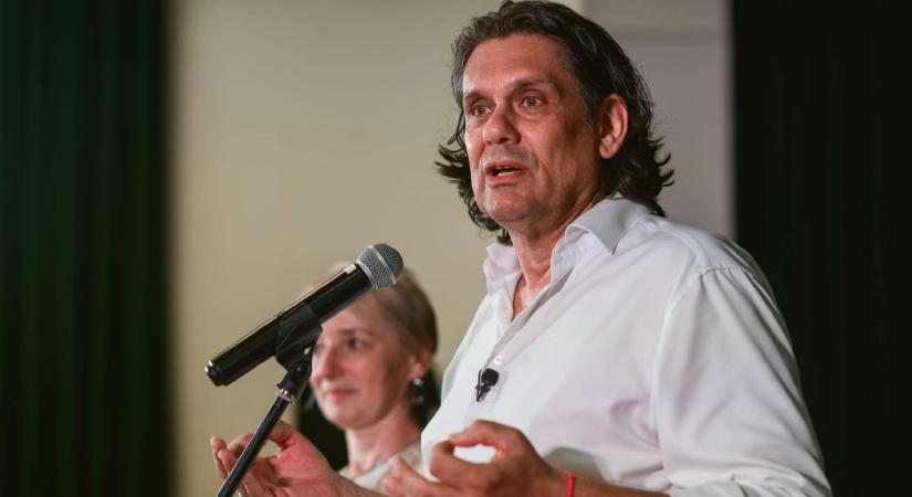 Deutsch Tamás köszönetet mondott az előadóknak, akiknél zúg a „Mocskos Fidesz”