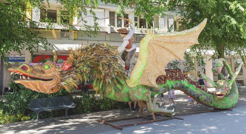 Sárkány szállt le Debrecen közepén – fotókkal