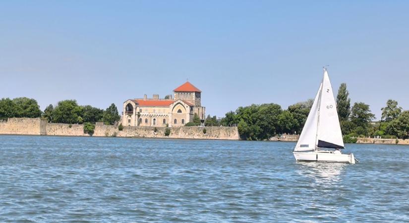 Rejtélyes hajó járja az Öreg-tó vízét éjszaka, utána jártunk, hogy mi lehet