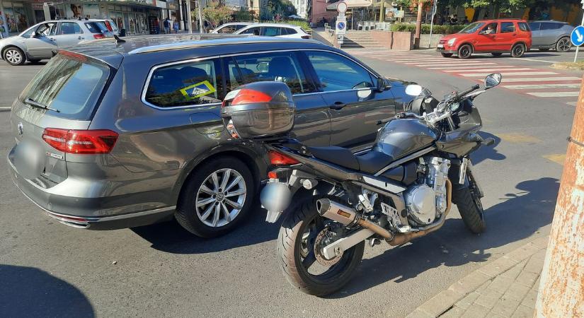 Pléhpuszi a belvárosban – motoros és személyautó ütközött Nyíregyházán (fotók)