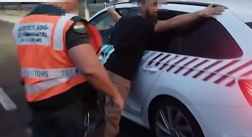 Zombidroggal repesztett az M3-ason a motoros, durva, hogy viselkedett a fináncokkal