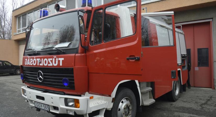 Kigyulladt egy autó Kisbéren – az egyik utas oltotta el a lángokat