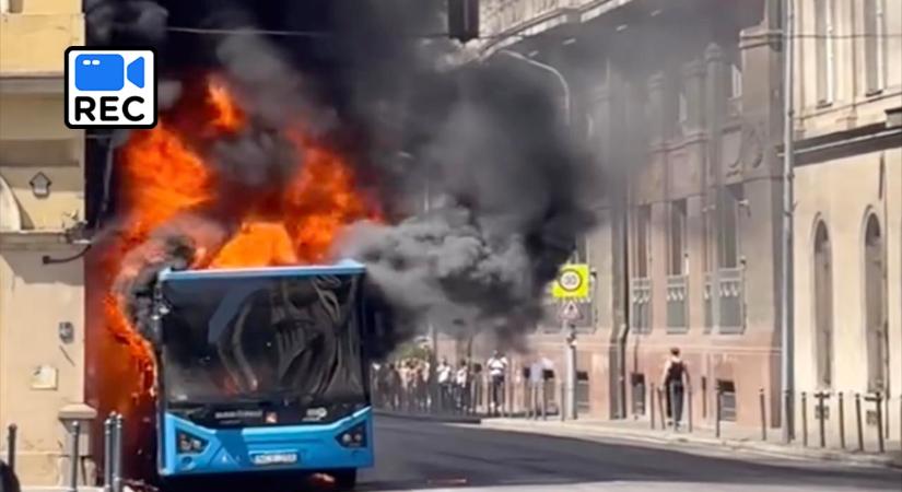 Videón az óriási lángokkal Budapesten kiégő busz