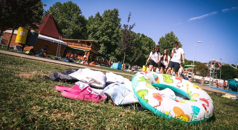 Ha a törölköző alá teszed, azonnal láthatatlan lesz! – Így védik a telefonjukat és pénzüket a baranyai strandolók