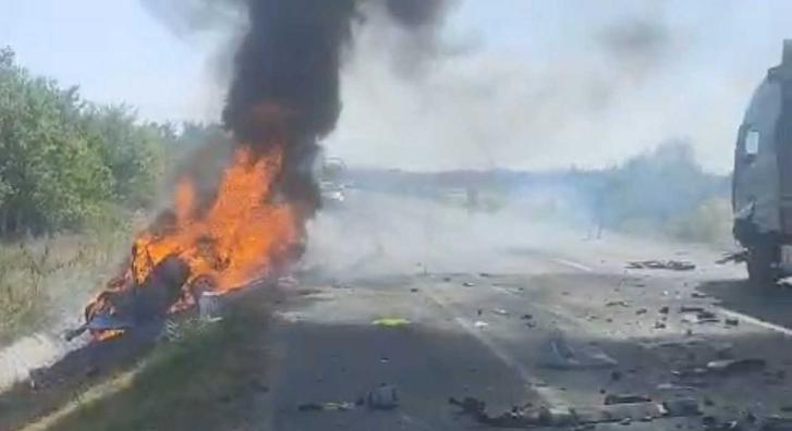 Tragédia: teherautóval ütközött, bennégett az autójában egy nő (VIDEÓ)