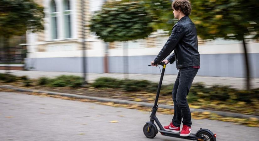 Mentők vitték el a férfit, aki rollerrel csapódot az Érsekkert kapujának