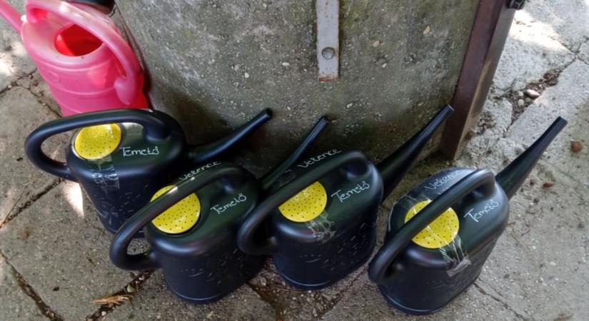 Locsolókannák segítik a sírok gondozását Velencén