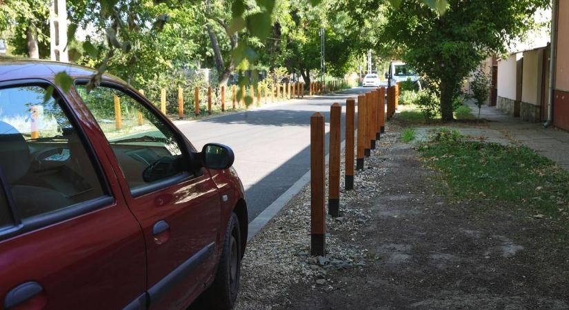 Feszült helyzet: nincs parkolási lehetőség a Dugonics temető mellett – kint jártunk a helyszínen és megéztük a saját szemünkkel