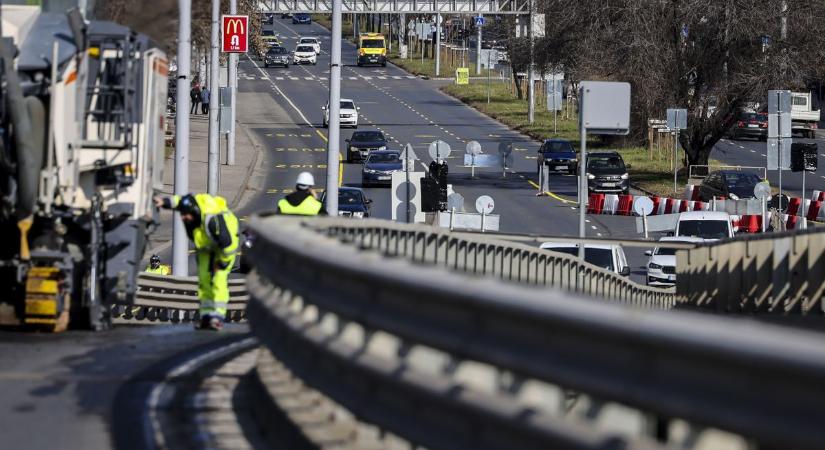 Rossz hír a budapesti autósoknak: marad a dugó és a káosz