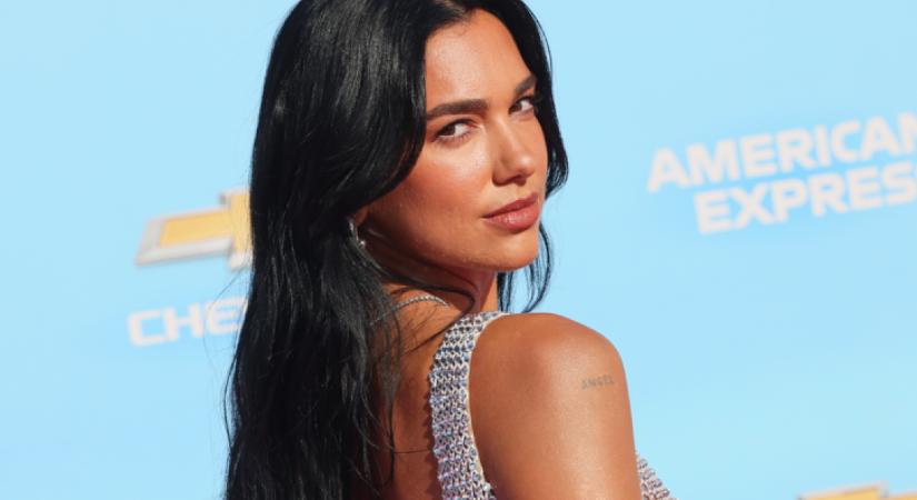 Dua Lipa olyan fenékig kivágott ruhát vett fel, hogy abba egy pillanatra mindenki belepirult