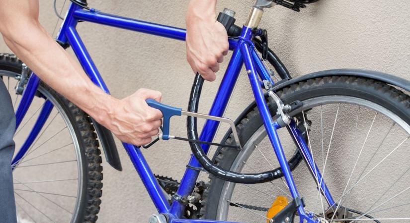 A kerítés nem állította meg a biciklitolvajt, de a rendőrök igen