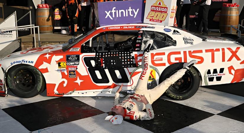 A NASCAR továbbra sem tiltja meg a versenyzőknek, hogy az autóra felállva ünnepeljék győzelmüket