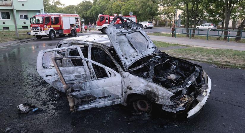 Beért a Renault Miskolcra, aztán egyszer csak kigyulladt (helyszíni fotókkal, videóval)
