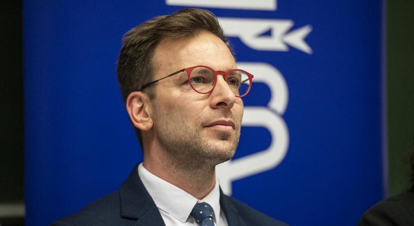 Becsületbeli ügyként kezeli a MOK Takács Péter támadásait, Orbán Viktor mellett nemzetközi fórumokhoz is fordul