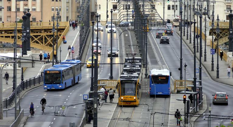 A hétvégén éjjel már nem kell taxira vadásznunk, mindenhová eljutunk busszal, villamossal Budapesten