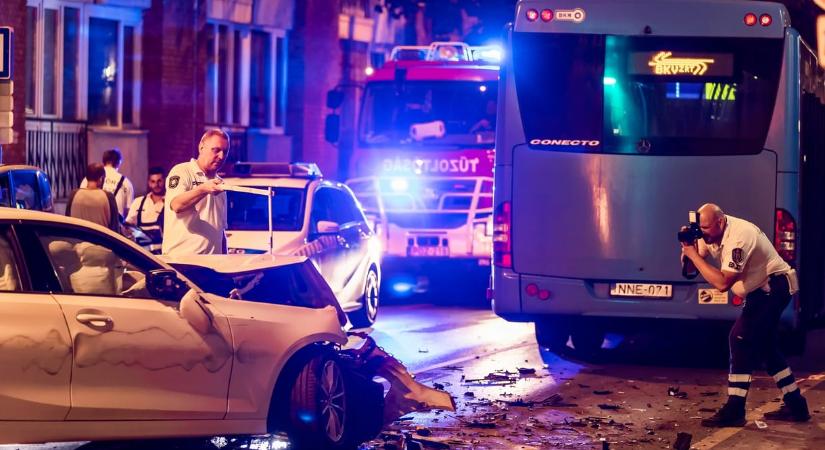 Busz és autó ütközött a III. kerületben szerda este, gyalogosok is megsérültek – fotók