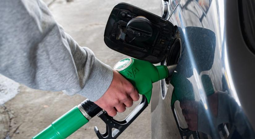 Nem húzta be a kéziféket a sofőr, halálra nyomta a teherautója egy előszállási benzinkúton