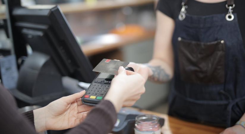 Eltűnőben vannak a pénztárosok a kiskereskedelemben