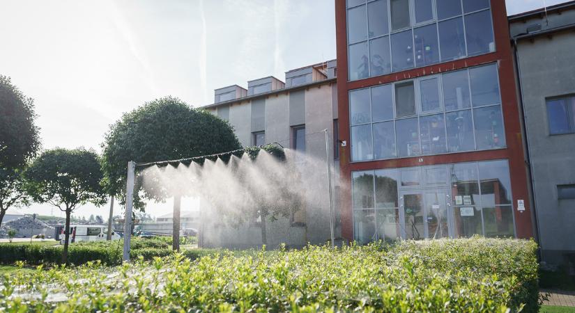 Vizet oszt az utasoknak a MÁV a pályaudvarokon