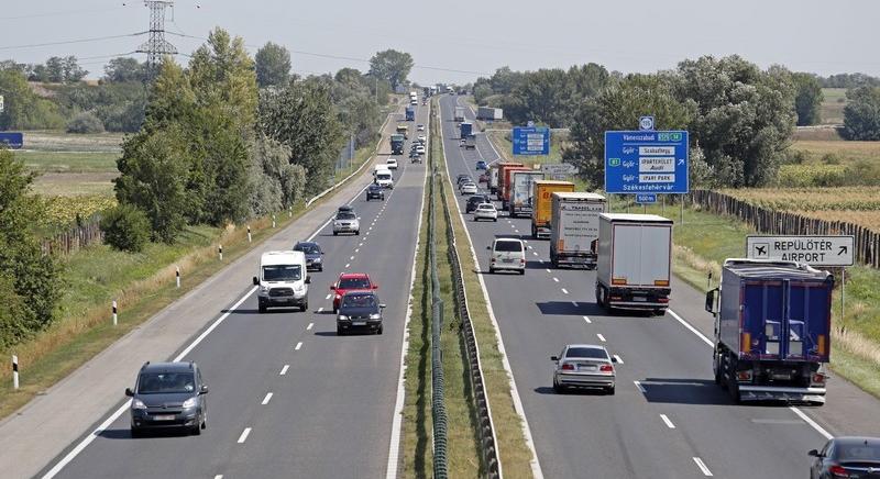 Műszaki hibás teherautó vesztegel az M1-esen