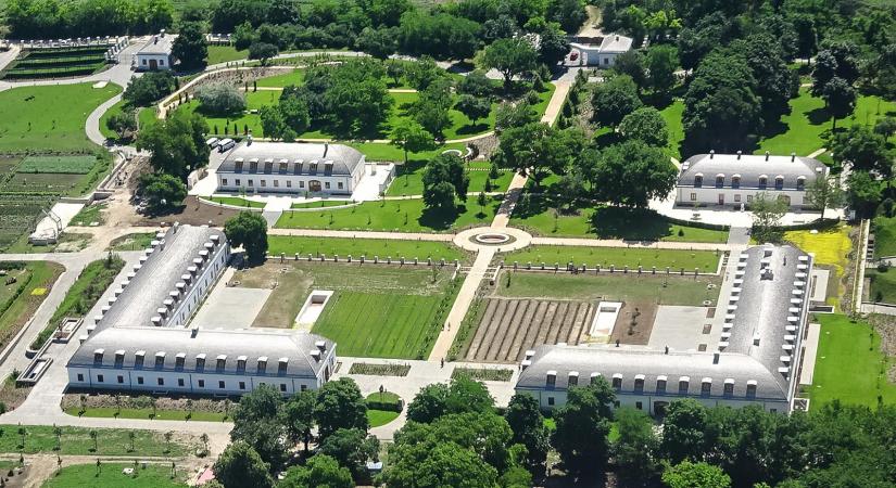 Odamentek Orbán Viktor apjához, de ő sem árulta el, milyen gazdasági tevékenység folyik Hatvanpusztán