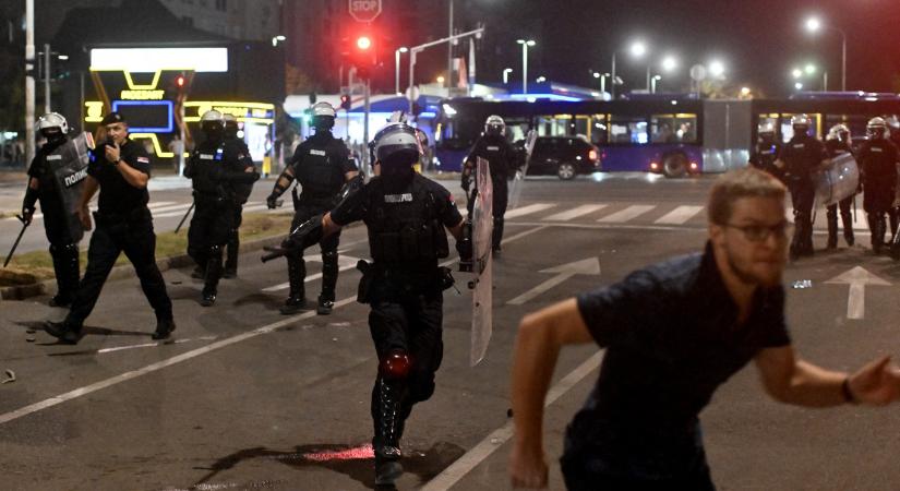 Több városban is erőszakba torkolltak a tüntetések szerda este Szerbiában