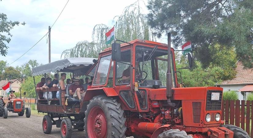 Pusztaszer a hétvégén hatalmas dobásra készül: bográcsok füstje, traktorok zaja és kenyérillat tölti be majd be a falut