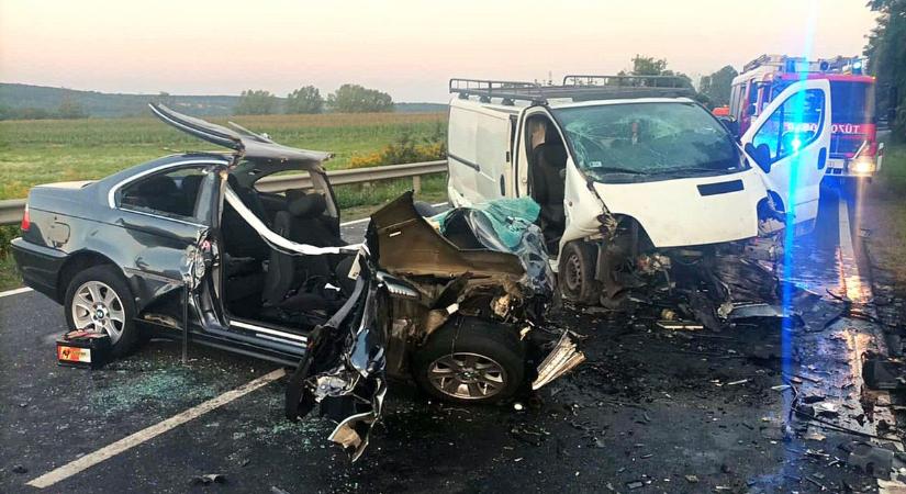 Súlyos baleset a 8-ason: frontálisan ütközött egy autó és egy furgon
