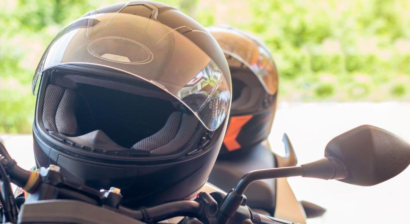 Ütötte-vágta a kiskorú motorost a szombathelyi férfi, mert a lakása előtt állt félre
