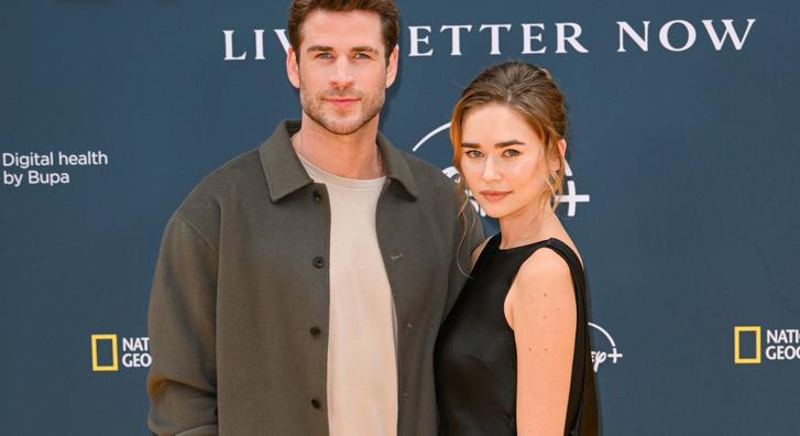 Óriási gyűrűt villantott Liam Hemsworth barátnője, eljegyezhette őt a filmsztár