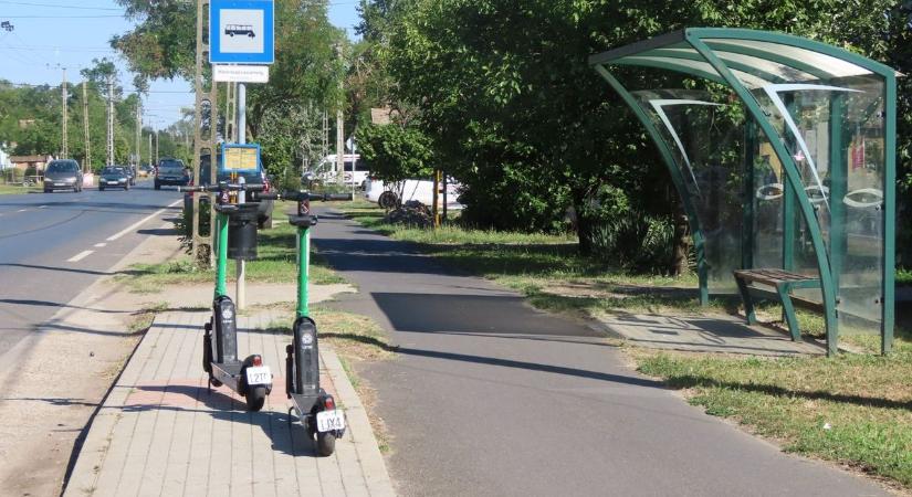 A vásárhelyieknek a nem szívük csücskei az elektromos rollerezők: egy rolleren ketten, sisak nélkül, száguldanak és közben mobiloznak
