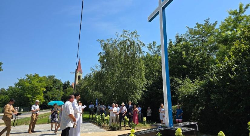 Új jelkép a hitnek és közösségnek - Fénykeresztet avattak a településen