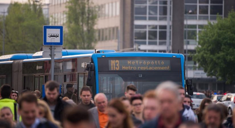 Megint lángolt egy busz Budapesten – az utat is le kellett zárni