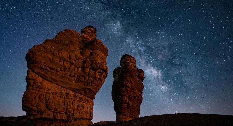 Bámulatos felvételek a horizontot beragyogó égi tűzijátékról, a Perseidákról