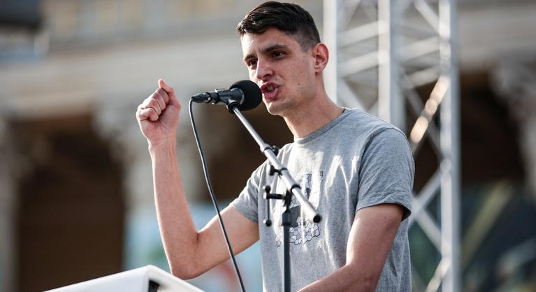 „Taníccsatok lécci, nem akarok fideszes lenni” – nyílt levélben támadja a Kutyapárt Sulyok Tamást